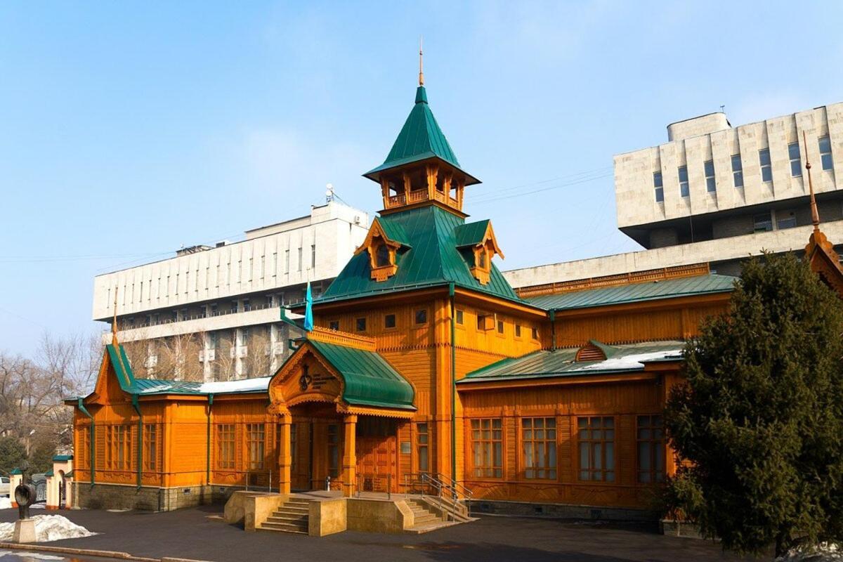 Nadezhda Apartments On Jeltoksan 103 Almaty Exterior photo